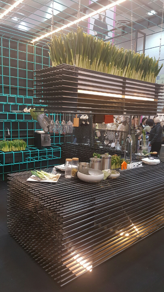 1일 서울 삼성동 코엑스에서 열린 '2016 서울 리빙디자인페어'의 '디자이너스초이스'에서 선보인 주방 '소외된 것들, 가려져 잊혀진 것들' 인테리어.